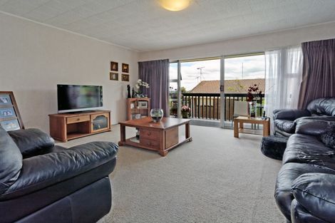 Photo of property in 1/6 Butterworth Drive, Glendene, Auckland, 0602