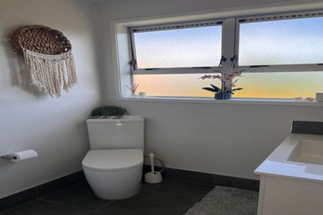 Photo of property in 2/52 Scenic Drive, Hillpark, Auckland, 2102