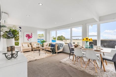 Photo of property in 559 Glenfield Road, Glenfield, Auckland, 0629