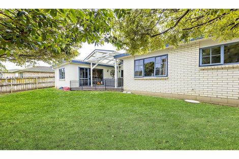 Photo of property in 11 Glenveagh Park Drive, Weymouth, Auckland, 2103