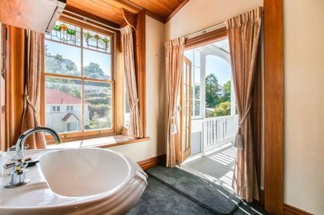 Photo of property in 32 Milton Road, Bluff Hill, Napier, 4110