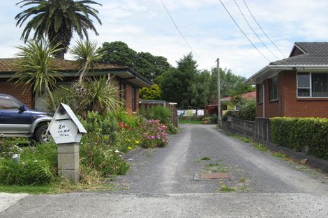 Photo of property in 2a Kiwi Esplanade, Mangere Bridge, Auckland, 2022