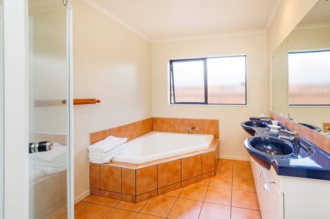 Photo of property in 16 Sycamore Crescent, Fitzherbert, Palmerston North, 4410