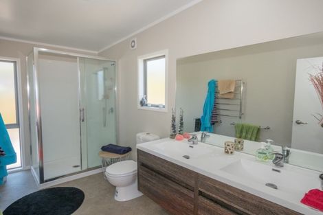 Photo of property in 11 Nancy Wake Place, Cable Bay, 0420