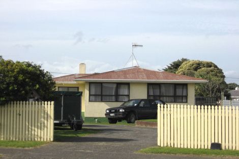 Photo of property in 16 Kotuku Street, Castlecliff, Whanganui, 4501