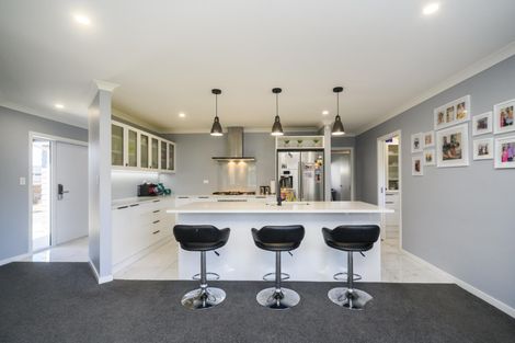 Photo of property in 126 Johnstone Drive, Fitzherbert, Palmerston North, 4410