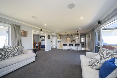 Photo of property in 126 Johnstone Drive, Fitzherbert, Palmerston North, 4410