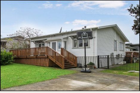 Photo of property in 1 Waiari Road, Conifer Grove, Takanini, 2112