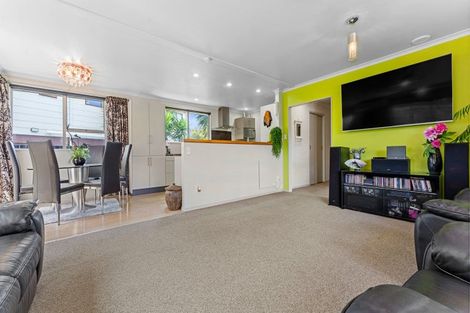 Photo of property in 12 Quo Vadis Place, Red Beach, 0932