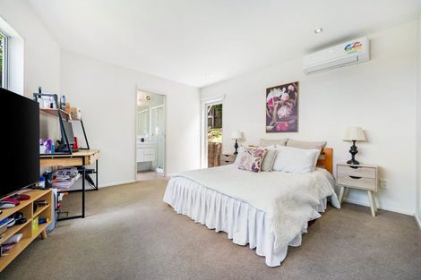 Photo of property in 1a Highgrove Lane, Totara Vale, Auckland, 0632