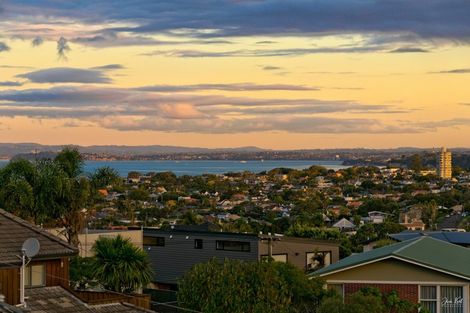 Photo of property in 13a Parr Terrace, Castor Bay, Auckland, 0620