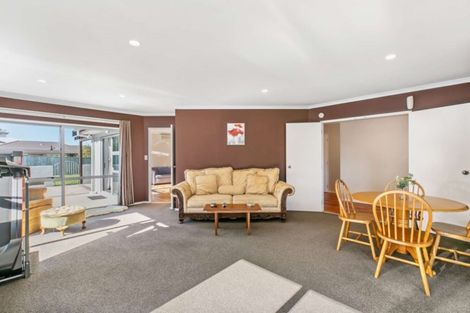 Photo of property in 17 Westview Place, Western Heights, Hamilton, 3200