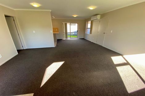 Photo of property in 10 Burton's Drive, Swanson, Auckland, 0614