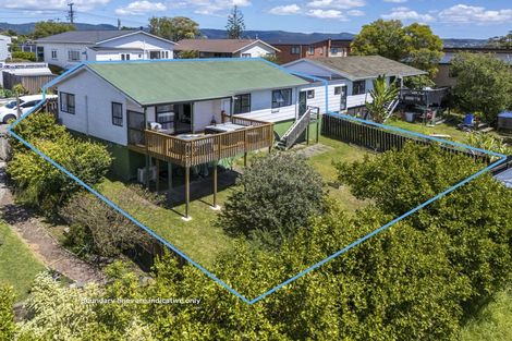 Photo of property in 4/92 Awaroa Road, Sunnyvale, Auckland, 0612