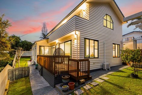 Photo of property in 26a Windermere Crescent, Blockhouse Bay, Auckland, 0600