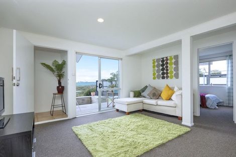 Photo of property in 33 Dawnhaven Drive, Te Atatu Peninsula, Auckland, 0610