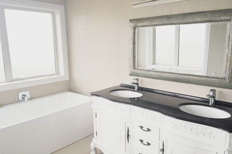 Photo of property in 18 Colliston Rise, Pinehill, Auckland, 0632