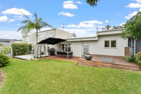 Photo of property in 2/18 Parr Terrace, Castor Bay, Auckland, 0620