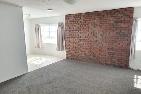 Photo of property in 33 Claverdon Drive, Massey, Auckland, 0614