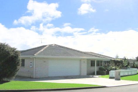 Photo of property in 12 Esther Place, Red Beach, 0932