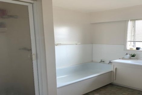 Photo of property in 2/5 Sylvan Crescent, Te Atatu South, Auckland, 0610