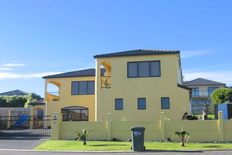 Photo of property in 8 Canonbie Place, East Tamaki Heights, Auckland, 2016