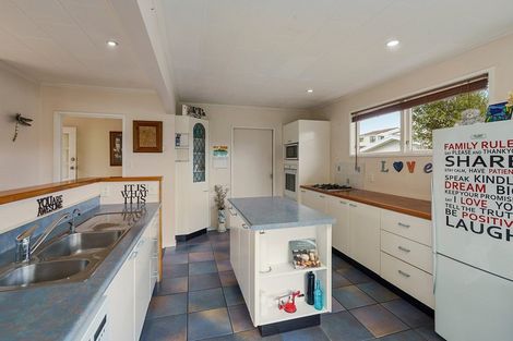 Photo of property in 14 Walton Road, Paraparaumu Beach, Paraparaumu, 5032