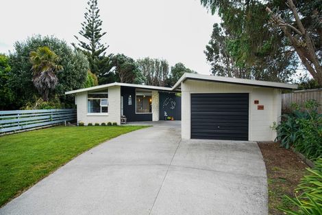 Photo of property in 32 Te Moana Road, Waikanae Beach, Waikanae, 5036