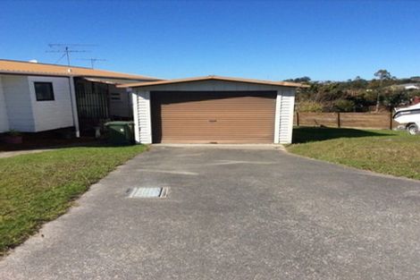 Photo of property in 17 Ngatira Place, Snells Beach, 0920