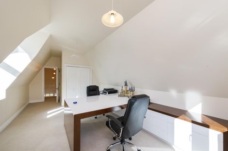 Photo of property in 27 Springdale Grove, Fitzherbert, Palmerston North, 4410