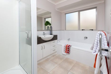 Photo of property in 18 Lissleton Drive, East Tamaki, Auckland, 2013