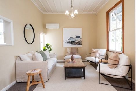 Photo of property in 37 Napier Terrace, Hospital Hill, Napier, 4110