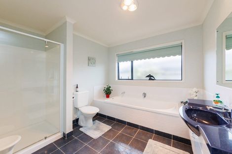 Photo of property in 24 Johnstone Drive, Fitzherbert, Palmerston North, 4410