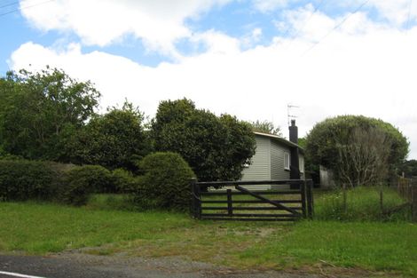 Photo of property in 703 Waitakere Road, Kumeu, 0891