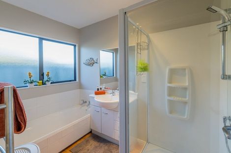 Photo of property in 10 Lorna Irene Drive, Raumati South, Paraparaumu, 5032