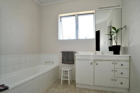 Photo of property in 6/8a Target Road, Totara Vale, Auckland, 0629