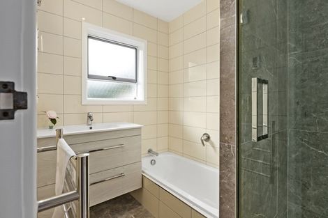 Photo of property in 30 Deuxberry Avenue, Northcote, Auckland, 0627