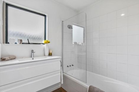 Photo of property in 2/73 Bond Crescent, Forrest Hill, Auckland, 0620