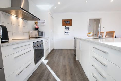 Photo of property in 2 Gregory Grove, Clive, 4102