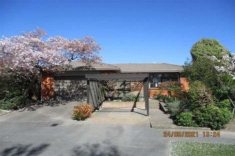 Photo of property in 32 Camberwell Place, Avonhead, Christchurch, 8042