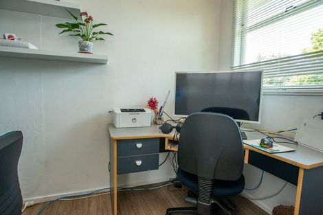 Photo of property in 20 Deakin Place, Clive, 4102