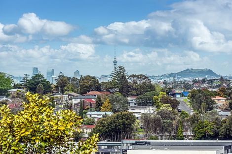 Photo of property in 1/41 Target Road, Totara Vale, Auckland, 0629