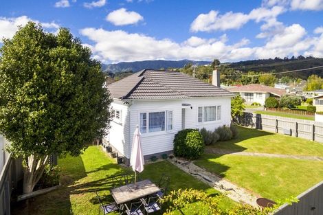 Photo of property in 2 Oxford Crescent, Ebdentown, Upper Hutt, 5018