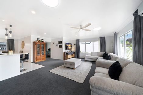 Photo of property in 15 Lanier Place, Glendene, Auckland, 0602