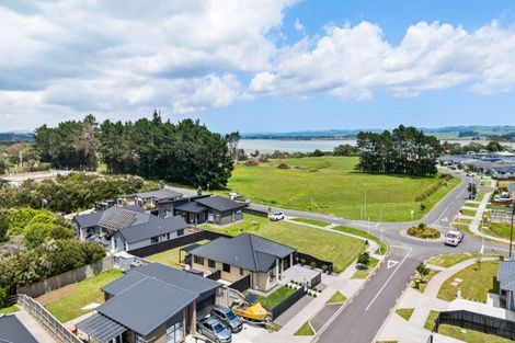 Photo of property in 4 Orawahi Road, Glenbrook, 2681