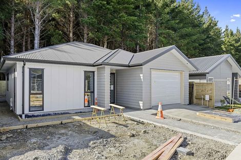 Photo of property in 21 Te Ara O Roimata, Wainuiomata, Lower Hutt, 5014