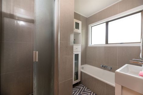 Photo of property in 92 Kemp Road, Massey, Auckland, 0614