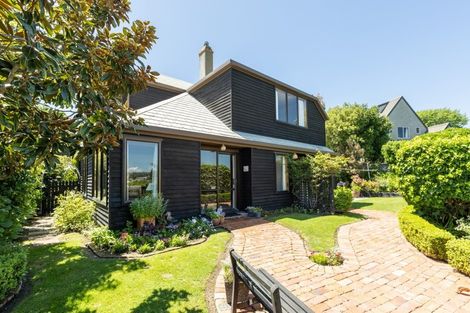 Photo of property in 12 Busby Hill, Havelock North, 4130