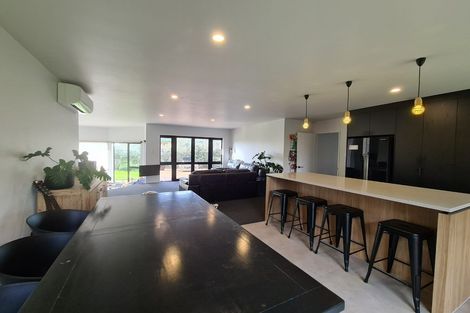 Photo of property in 16 Chatswood Grove, Fitzroy, New Plymouth, 4312