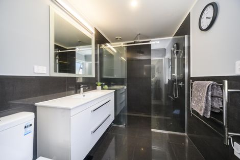 Photo of property in 126 Johnstone Drive, Fitzherbert, Palmerston North, 4410